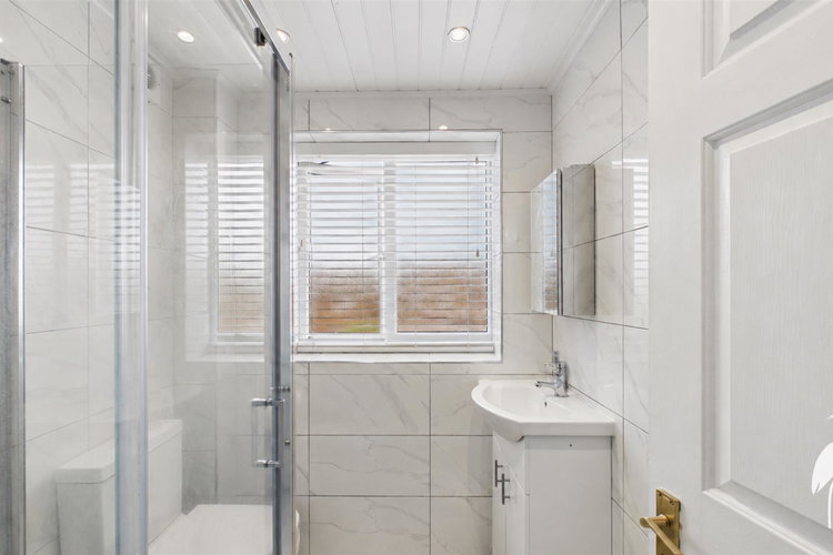 Shower Room - Picture 16 of 17