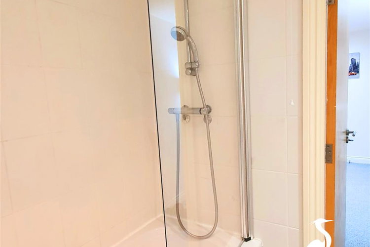 Bathroom - Picture 13 of 13