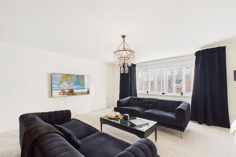 Lounge - Picture 2 of 38