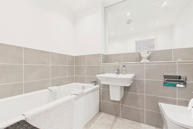 Family Bathroom - Picture 31 of 38