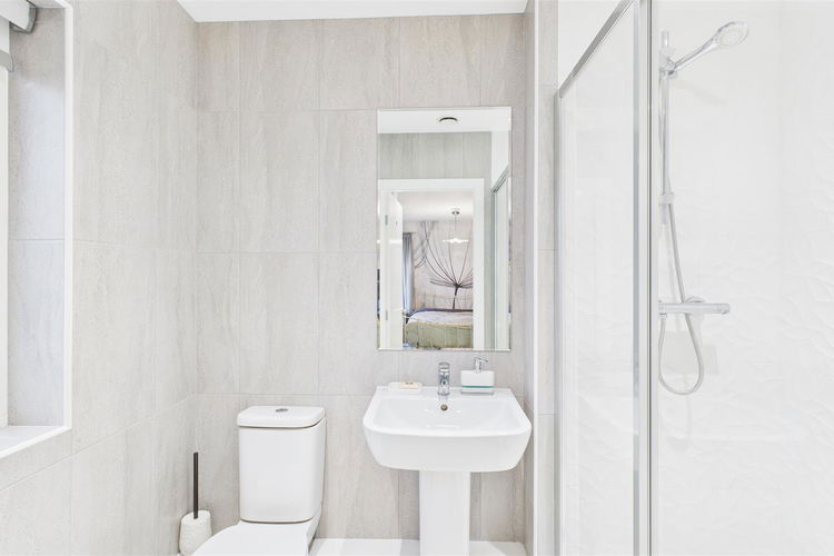 En Suite Showeroom - Picture 15 of 33