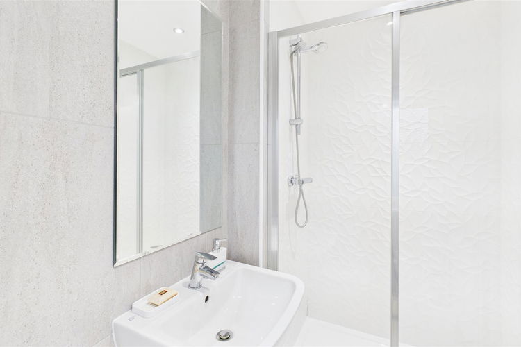 En Suite Showeroom - Picture 16 of 33