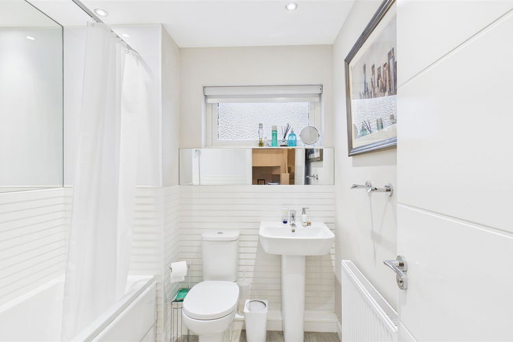 Family Bathroom - Picture 21 of 33