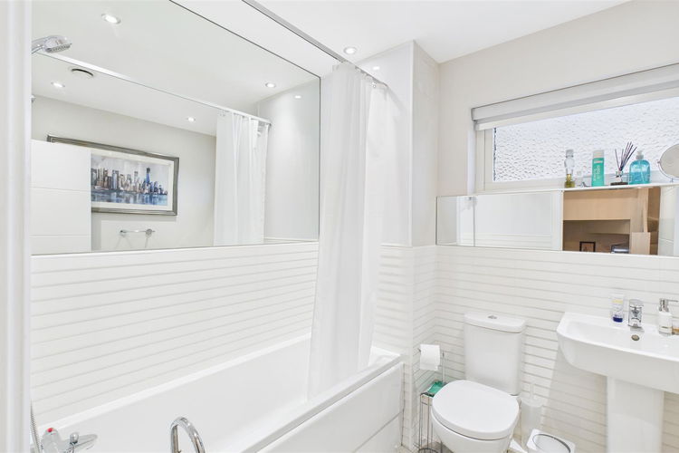 Family Bathroom - Picture 22 of 33