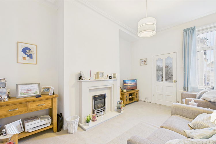 Lounge - Picture 2 of 13