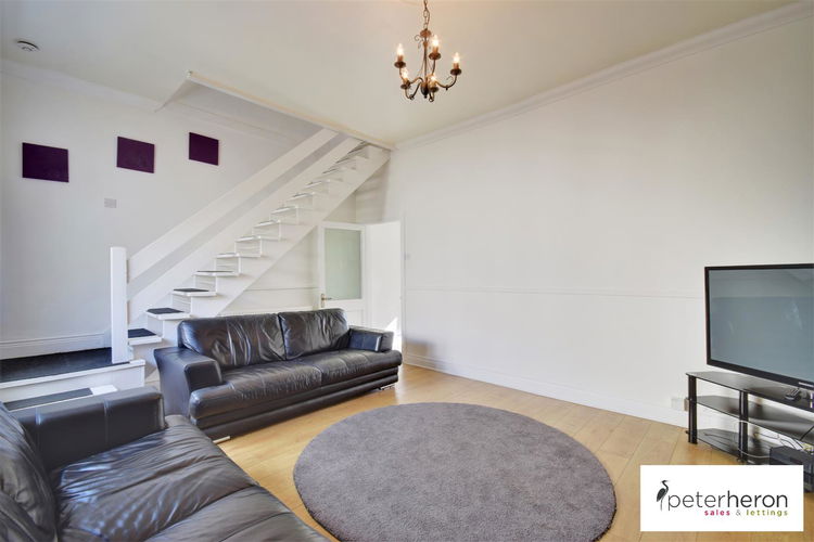 Lounge - Picture 3 of 14