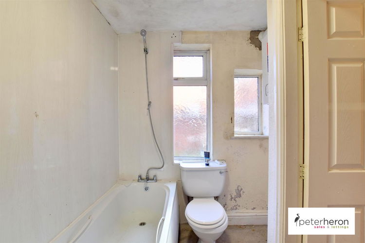 Bathroom - Picture 9 of 10