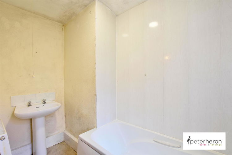 Bathroom - Picture 10 of 10
