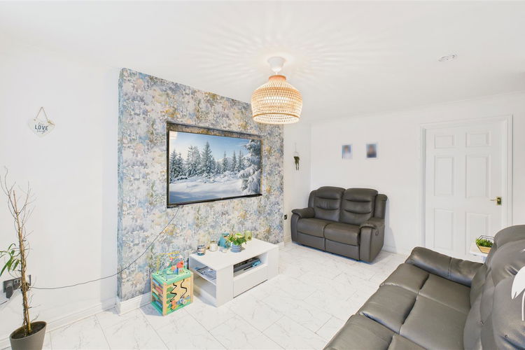 Lounge - Picture 3 of 16