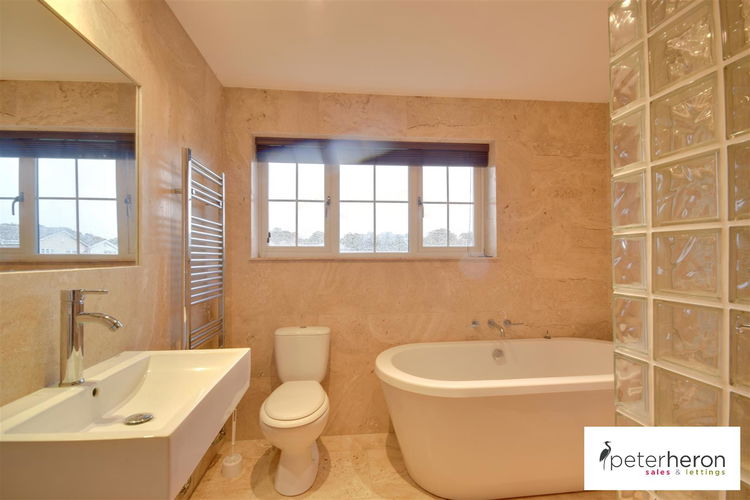 Main Bathroom - Picture 21 of 27