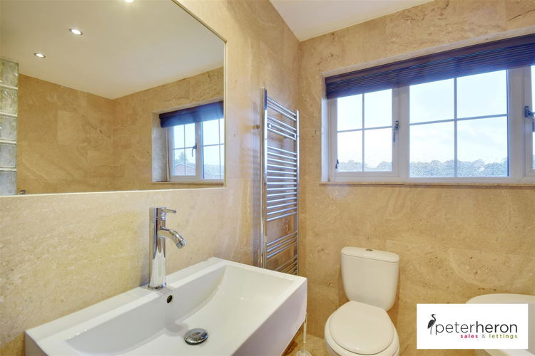 Main Bathroom - Picture 22 of 27