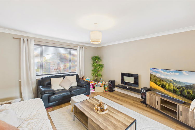 Lounge - Picture 2 of 19