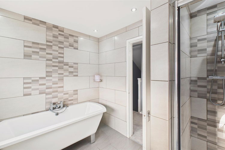 Bathroom - Picture 18 of 19