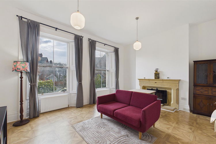 Lounge/Diner - Picture 2 of 13