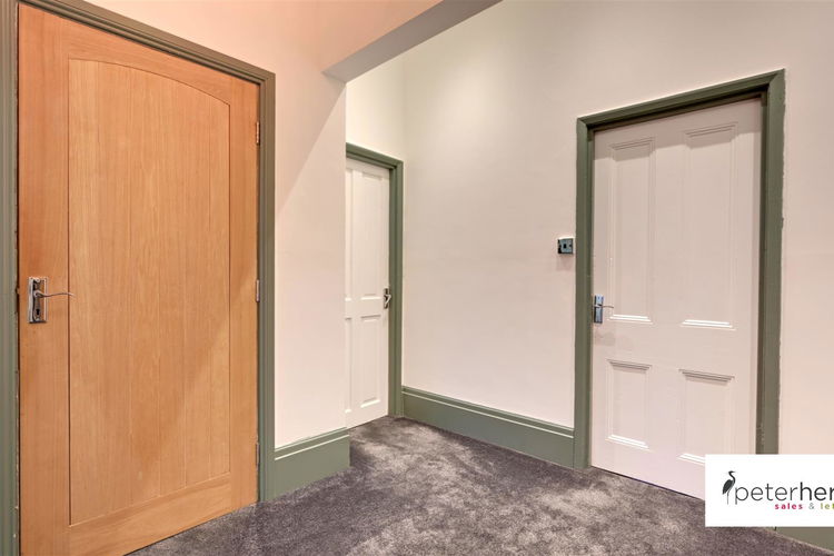 Hall - Picture 8 of 19