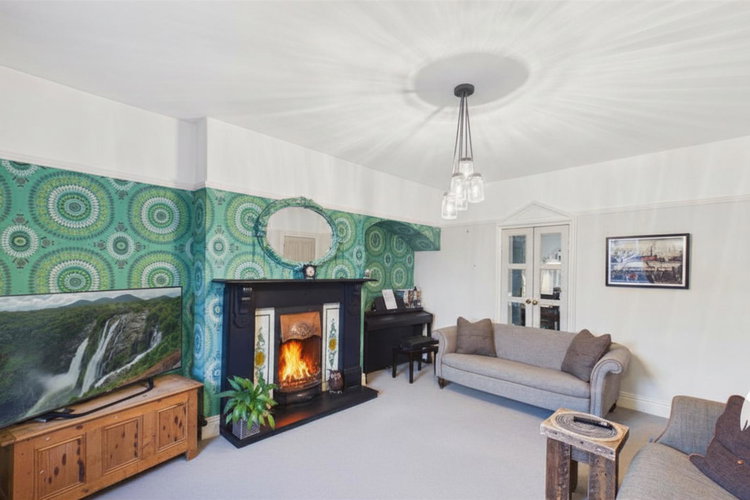 Lounge - Picture 3 of 25