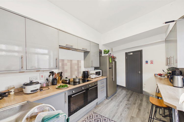 Communal Kitchen - Picture 15 of 16