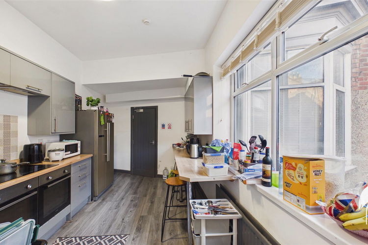 Communal Kitchen - Picture 16 of 16