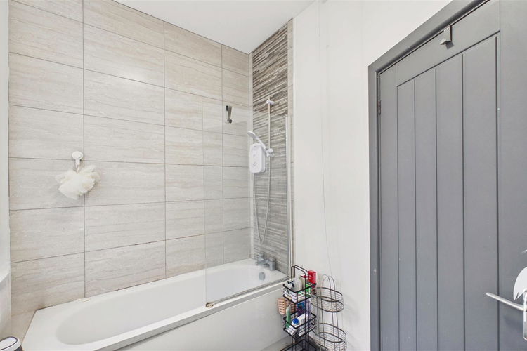 Communal Bathroom - Picture 7 of 16