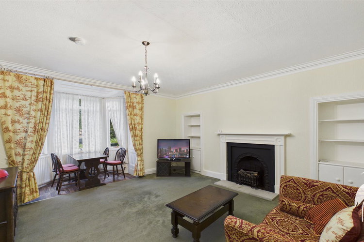 Lounge - Picture 2 of 13