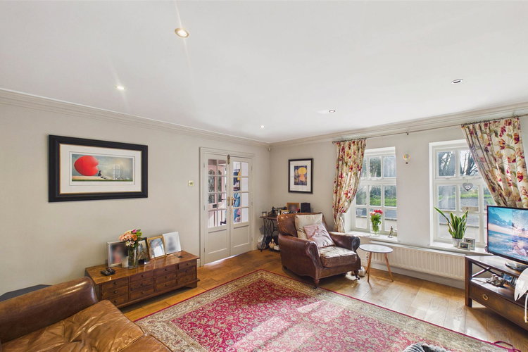 Lounge - Picture 4 of 28