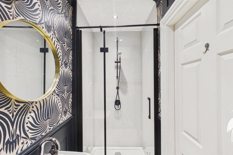 Shower Room - Picture 10 of 28