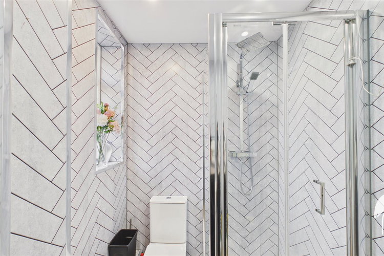 Shower Room - Picture 15 of 42